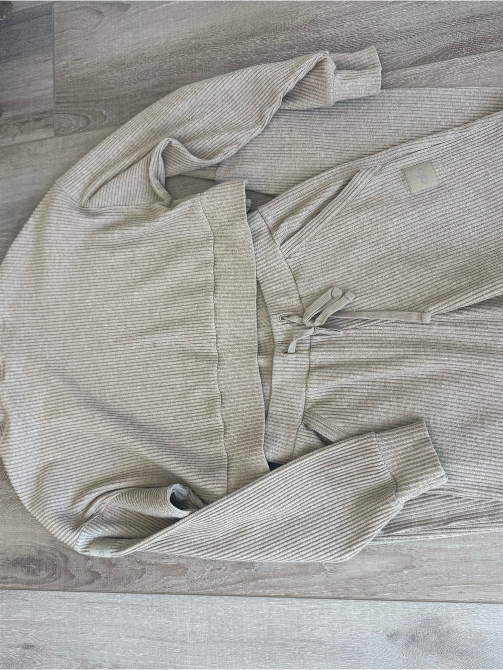 Alo muse beige hoodie and jogger Ribbed set. - Picture 8 of 9